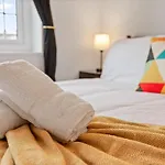 Modern 4 Bedroom House For 9 Guests With Free Parking By The Cosy Corner Nationwide