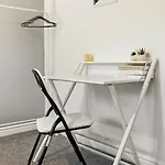 Arosa Escape- Modern2 Bed Suite,sleeps 5,free Parking,ps4,kingbed,wifi,near Christies * Manchester