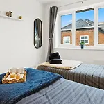 Arosa Escape- Modern2 Bed Suite,sleeps 5,free Parking,ps4,kingbed,wifi,near Christies