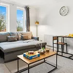 Arosa Escape- Modern2 Bed Suite,sleeps 5,free Parking,ps4,kingbed,wifi,near Christies Apartmán
