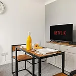 Lejlighed Arosa Escape- Modern2 Bed Suite,sleeps 5,free Parking,ps4,kingbed,wifi,near Christies Manchester