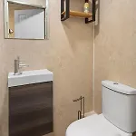 Modern 4 Bedroom House For 9 Guests With Free Parking By The Cosy Corner Nationwide Apartment *