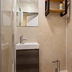 Modern 4 Bedroom House For 9 Guests With Free Parking By The Cosy Corner Nationwide Apartment