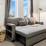Arosa Escape- Modern2 Bed Suite,sleeps 5,free Parking,ps4,kingbed,wifi,near Christies