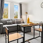 Arosa Escape- Modern2 Bed Suite,sleeps 5,free Parking,ps4,kingbed,wifi,near Christies Lejlighed Manchester