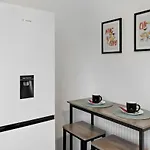 Modern 4 Bedroom House For 9 Guests With Free Parking By The Cosy Corner Nationwide Appartement *