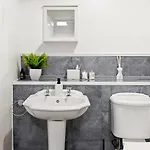 Arosa Escape- Modern2 Bed Suite,sleeps 5,free Parking,ps4,kingbed,wifi,near Christies * Manchester