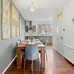 Modern 4 Bedroom House For 9 Guests With Free Parking By The Cosy Corner Nationwide