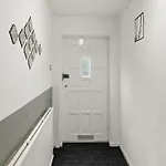 Modern 4 Bedroom House For 9 Guests With Free Parking By The Cosy Corner Nationwide Appartement Manchester