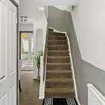 Modern 4 Bedroom House For 9 Guests With Free Parking By The Cosy Corner Nationwide