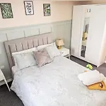 Entire 2 Bedroom And 2 Bathroom In -free Underground Parking Apartmán