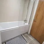 Entire 2 Bedroom And 2 Bathroom In -free Underground Parking * Manchester