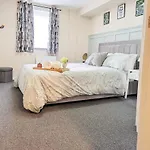Entire 2 Bedroom And 2 Bathroom In -free Underground Parking Apartmán *
