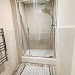 Entire 2 Bedroom And 2 Bathroom In -free Underground Parking *