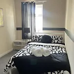 The Hive 2-bed With Kitchen And Private Bathroom In Lively Monton Village - Sleeps 4 - Free Wifi - Parking Nearby * Manchester