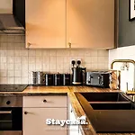 Апартаменты Modern Centre Stunning 18th Floor View *