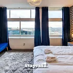 Апартаменты Modern Centre Stunning 18th Floor View