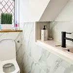 5br Jacuzzi, Garden & Parking *