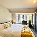 5br Jacuzzi, Garden & Parking