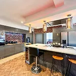 5br Jacuzzi, Garden & Parking Hébergement de vacances Manchester