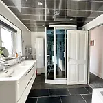 5br Jacuzzi, Garden & Parking *