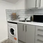 Apartment The Hive 2-bed With Kitchen And Private Bathroom In Lively Monton Village - Sleeps 4 - Free Wifi - Parking Nearby *