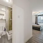 Daire Spacious 2 Double Bedroom Near Centre, Salford