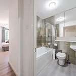 Daire Spacious 2 Double Bedroom Near Centre, Salford *