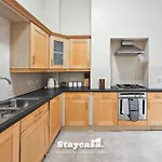 Carlton Co-living - Private Self-cater Tatil Evi *