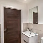 Stayzeni, Alexandra Rise Sleek 1 Bed *