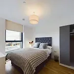 New! 2 Bedroom Flat In Waters By With Us, Perfect For Families, Couples & Groups, Free Private Parking! * Manchester