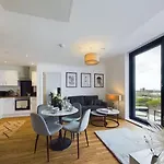 New! 2 Bedroom Flat In Waters By With Us, Perfect For Families, Couples & Groups, Free Private Parking! Daire