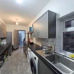 Landcross Co-living - Private Self-cater *