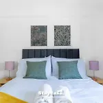 3-bedroom House W Free Parking, Near Man Airport! Casa de Férias