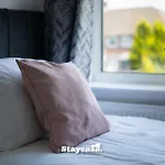 3-bedroom House W Free Parking, Near Man Airport! 度假居 *