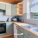 度假居 3-bedroom House W Free Parking, Near Man Airport! *