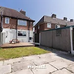 3-bedroom House W Free Parking, Near Man Airport! *