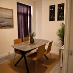 The Russell By Alexandra Park * مانشستر