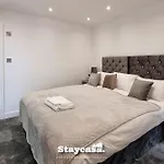 Harmony Living Modern New Build With Parking *