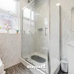 Urban Oasis Spacious 4-bedroom In *