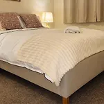 Casa de Férias Hub - 2br With Free Parking, Near Airport & Attractions *