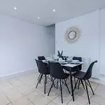 Tatil Evi Spacious 2-bed 5mins To Co-op Live & Etihad Campus W Free Parking *