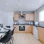 Tatil Evi Spacious 2-bed 5mins To Co-op Live & Etihad Campus W Free Parking Manchester