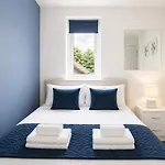 Modern 2 Bedroom House With Parking