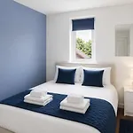 Modern 2 Bedroom House With Parking Manchester