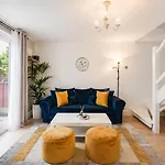 Modern 2 Bedroom House With Parking Manchester