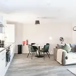 Bright & Spacious 2 Bedroom *