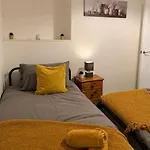 Apartment Charming 1Br Retreat For Urban Escapes *