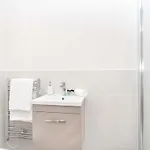 Bright & Spacious 2 Bedroom Apartment *