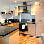 Boutique Two-bedroom Near Old Trafford, Sleeps Six, Free Parking Daire Manchester